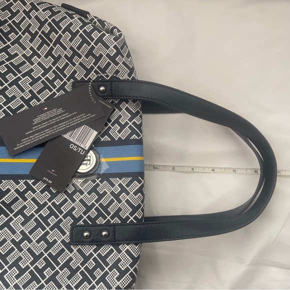 Tommy Hilfiger Satchel – Iconic Style & Practical Design - Picture 12 of 12